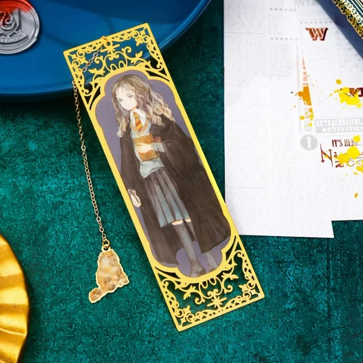 Marque Page Harry Potter avec Hermione et son Chat, rectangulaire et doré, avec une chaînette.